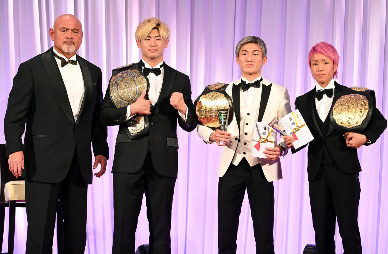 敢闘賞を受賞した、右からKANA、黒田斗真のプレゼンターを務めたNOAHの武藤敬司（左端）。左から2人目はNOAHの清宮海斗（撮影・たえ見朱実）