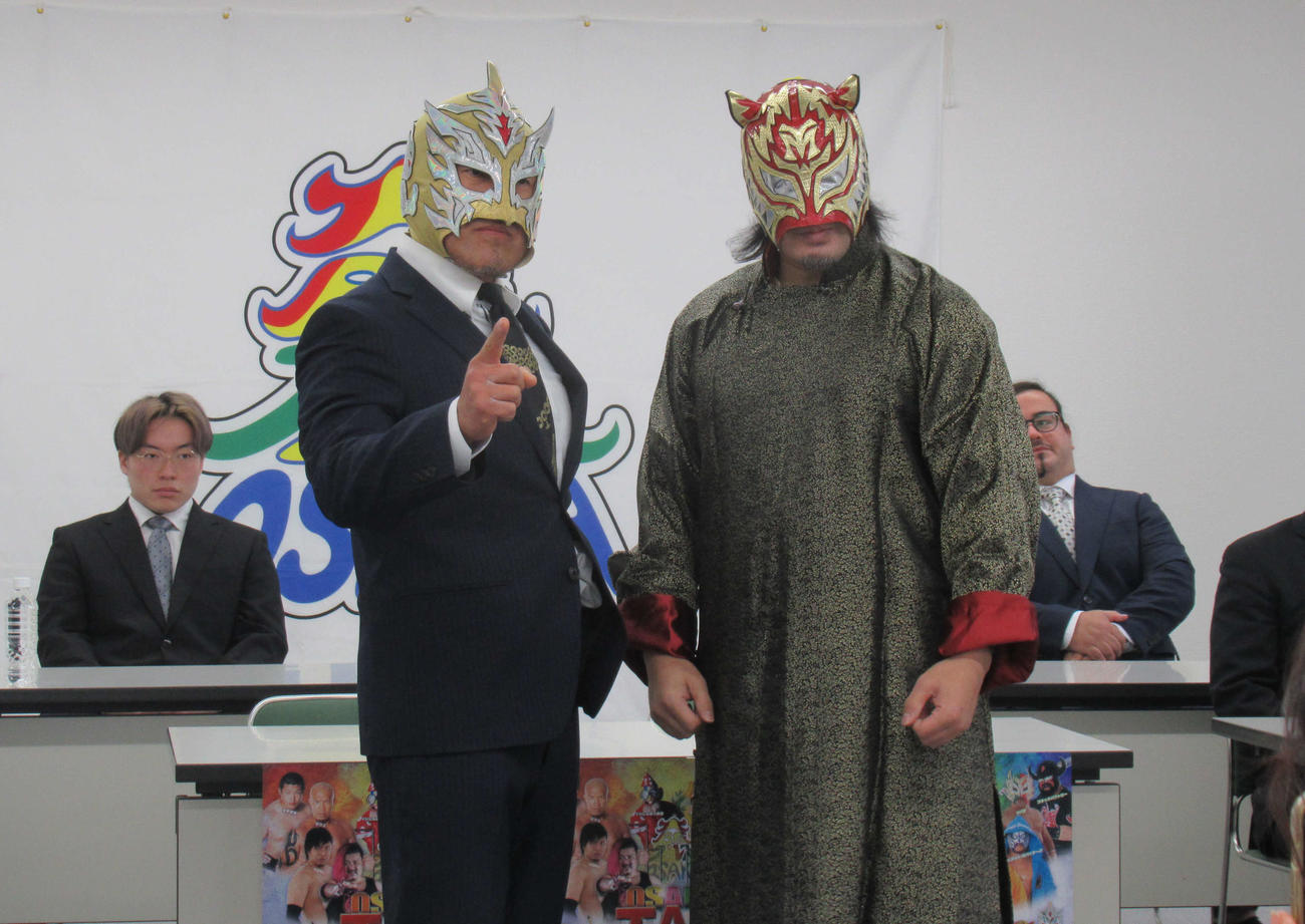 「大阪プロレスタッグフェスティバル2023」で、タイガースマスク（右）は、ビリーケン・キッドとのタッグで出場する（撮影・益田一弘）