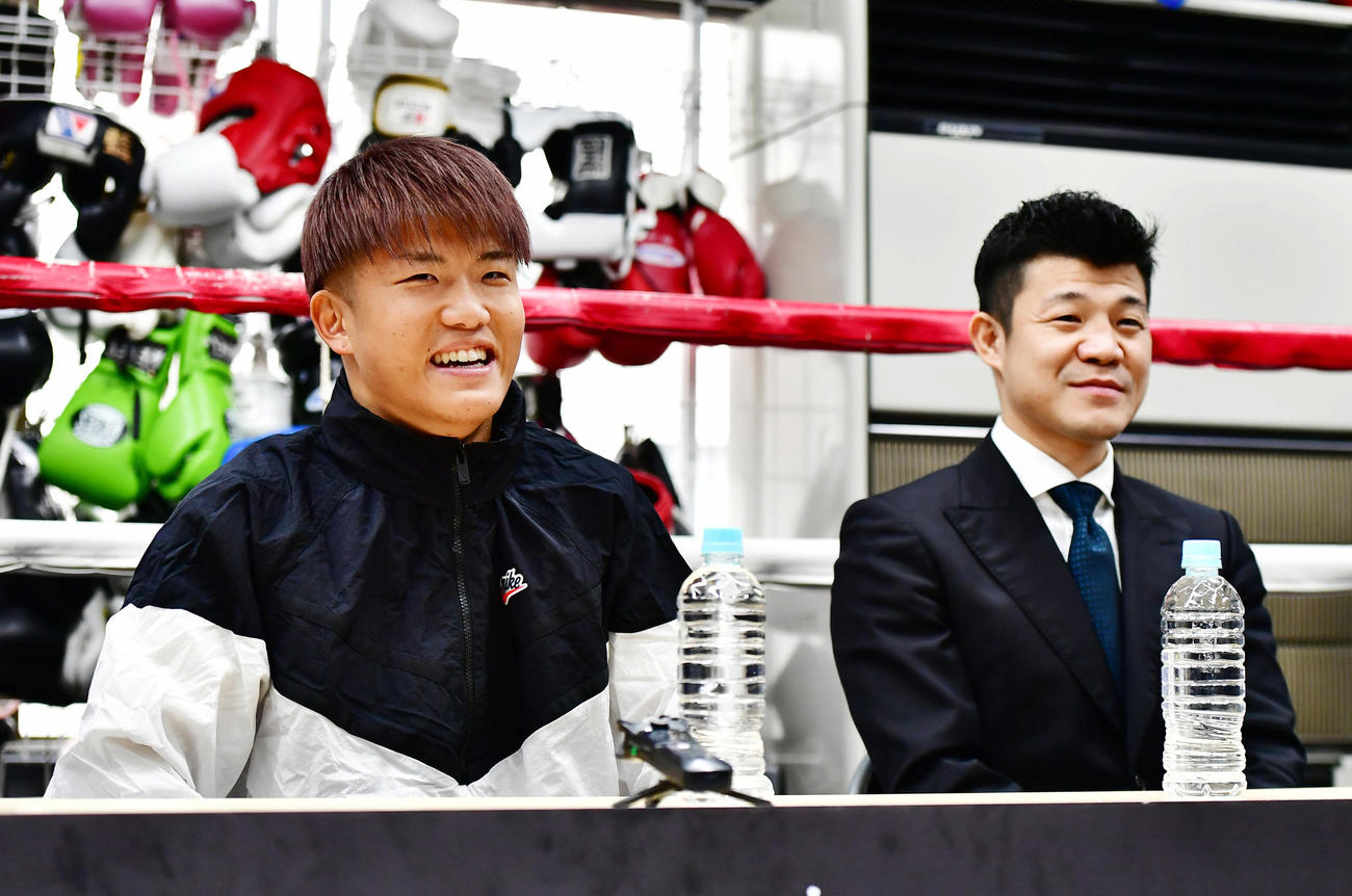 公開トレーニング前の会見で笑顔を見せる重岡（左）と亀田氏（撮影・小沢裕）