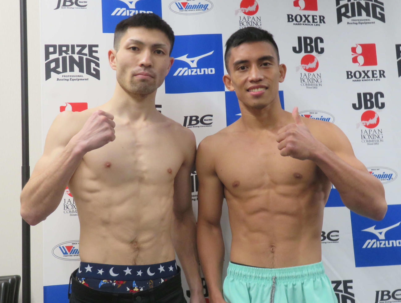 世界前哨戦へ、計量パスしたWBA世界フライ級1位ユーリ阿久井政悟（左）。右は対戦相手のジェイソン・バイソン
