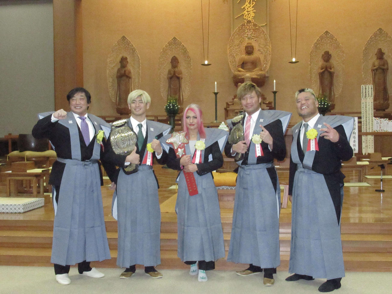 池上本門寺の節分会に参加したプロレスラー。左か小橋氏、清宮、ジュリア、宮原、天山（撮影・勝部晃多）