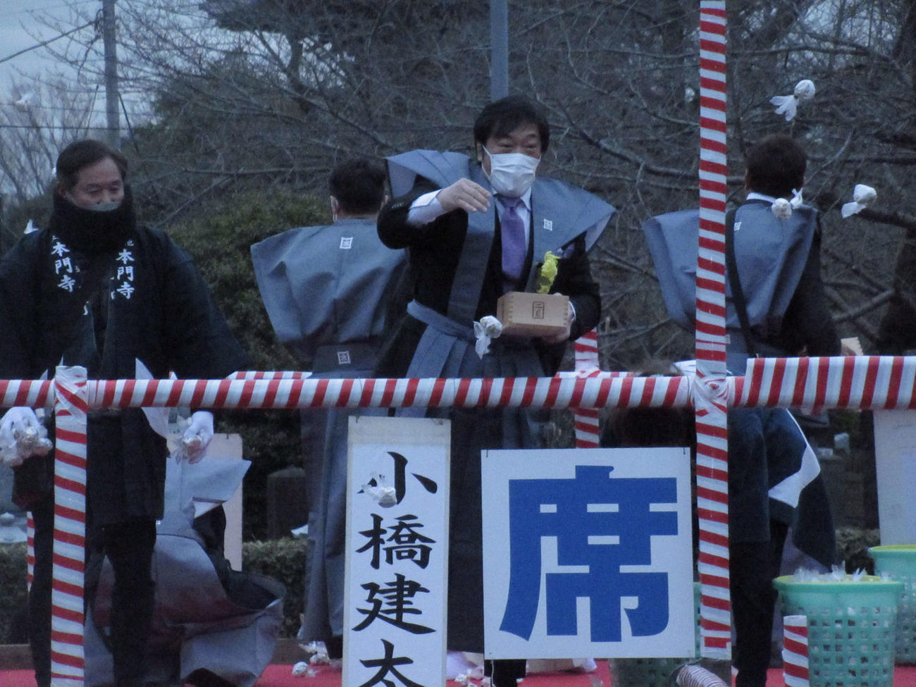 池上本門寺の節分会で豆まきする小橋氏（撮影・勝部晃多）