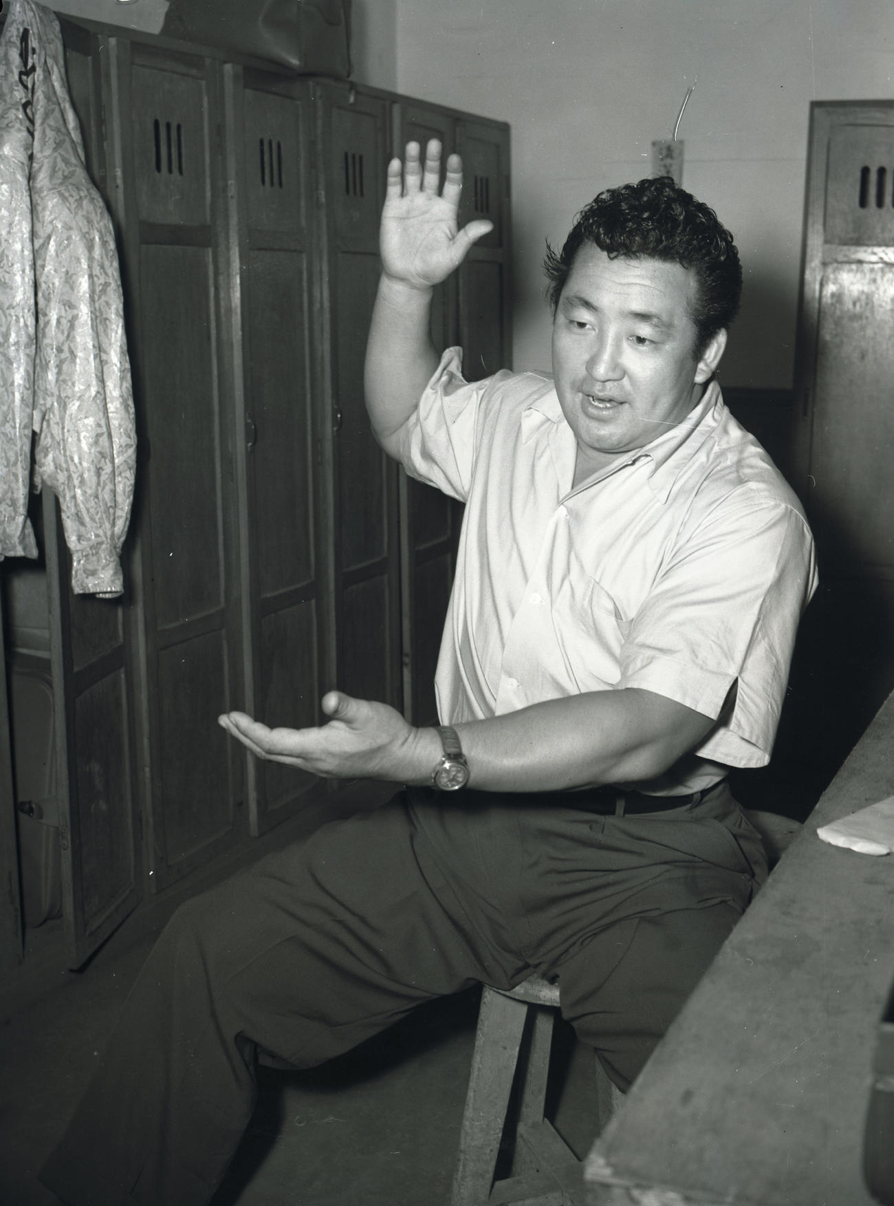 インタビューに応じる力道山（1955年撮影）
