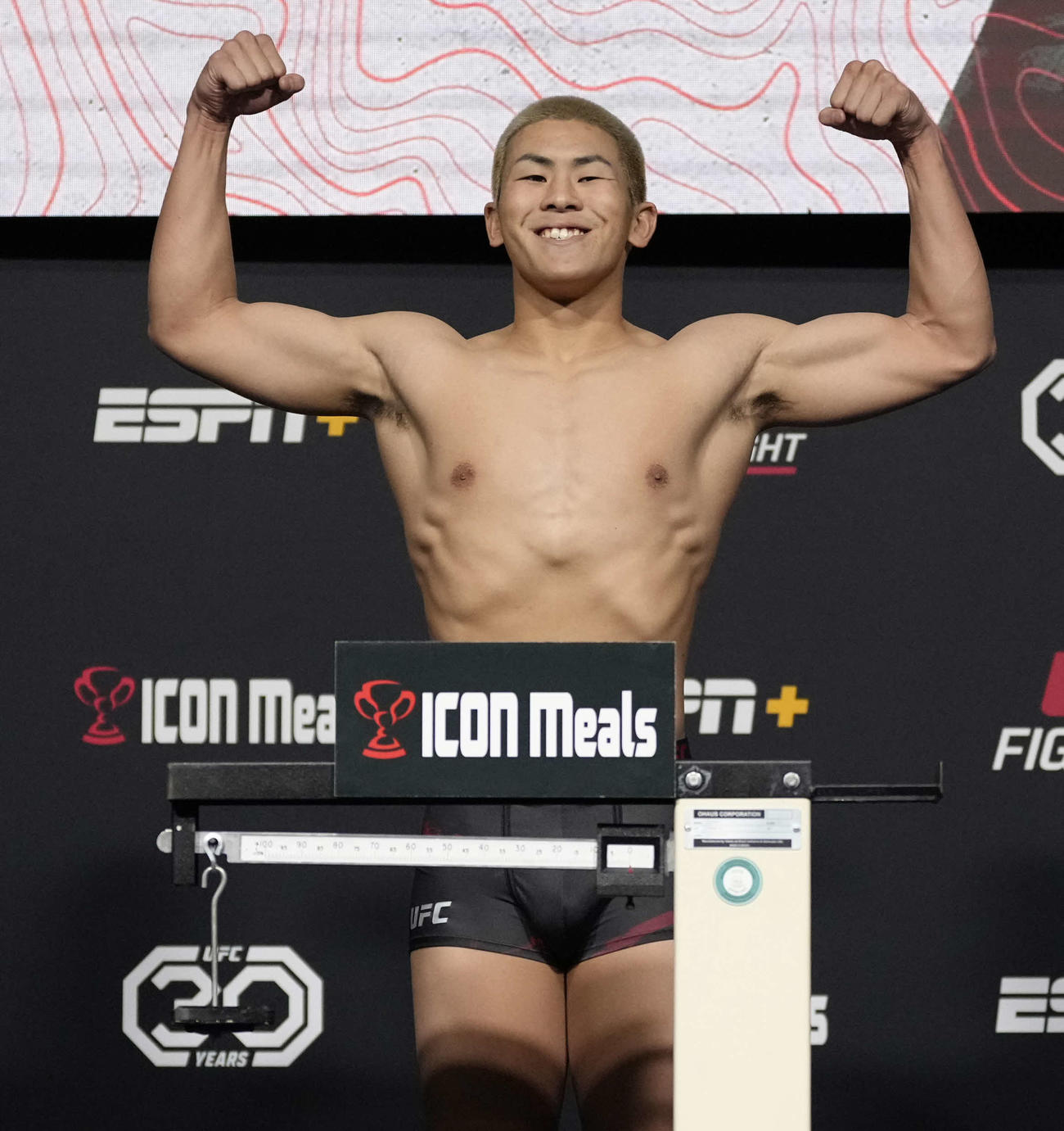 UFCデビュー戦へ前日計量クリアした木下憂朔はガッツポーズ(C)UFC／Zuffa LLC