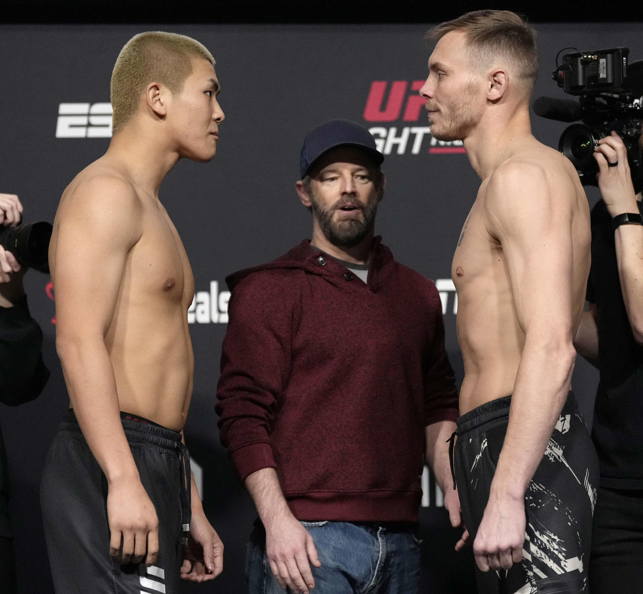 UFCデビュー戦の相手アダム・フューギット（右端）とフェースオフする木下憂朔（左端）(C)UFC／Zuffa LLC