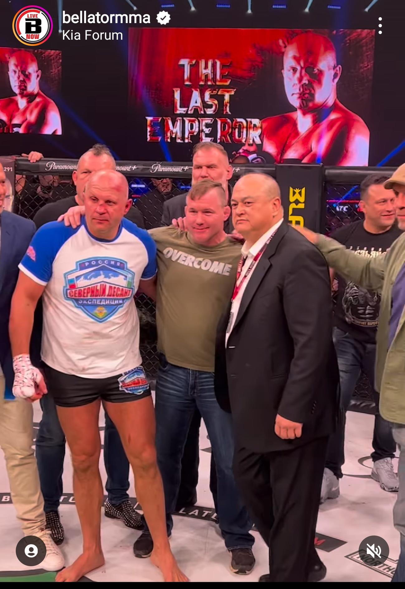 UFC歴代王者らレジェンドやベラトールのスコット・コーカー社長（前列右端）らと記念撮影するエメリヤーエンコ・ヒョードル（左端）（ベラトール公式インスタグラムより）