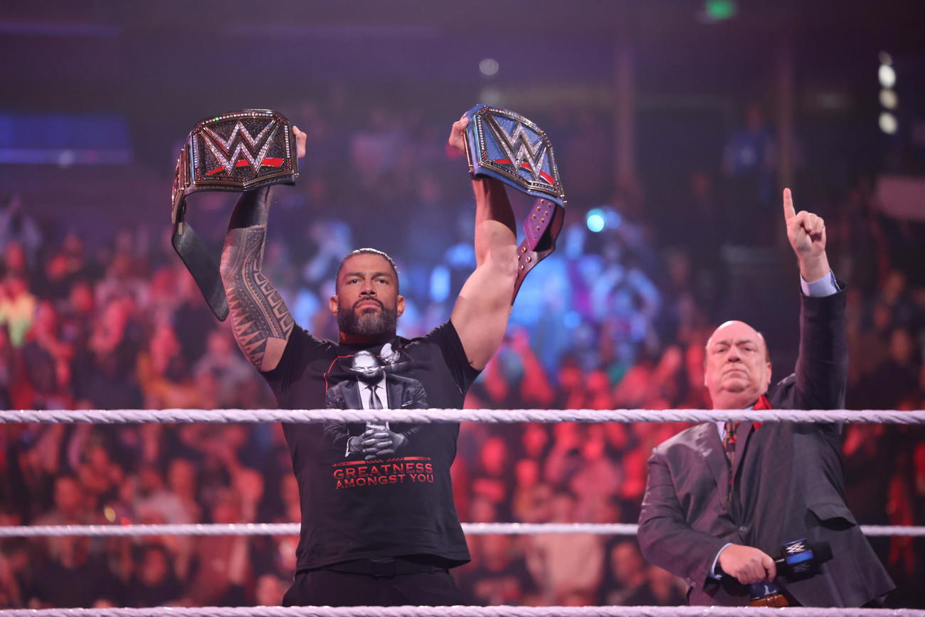WWEヘビー級、ユニバーサル両王座のベルトを掲げる統一王者ローマン・レインズ（左）。右はポール・ヘイマン（C）2023 WWE, Inc. All Rights Reserved.