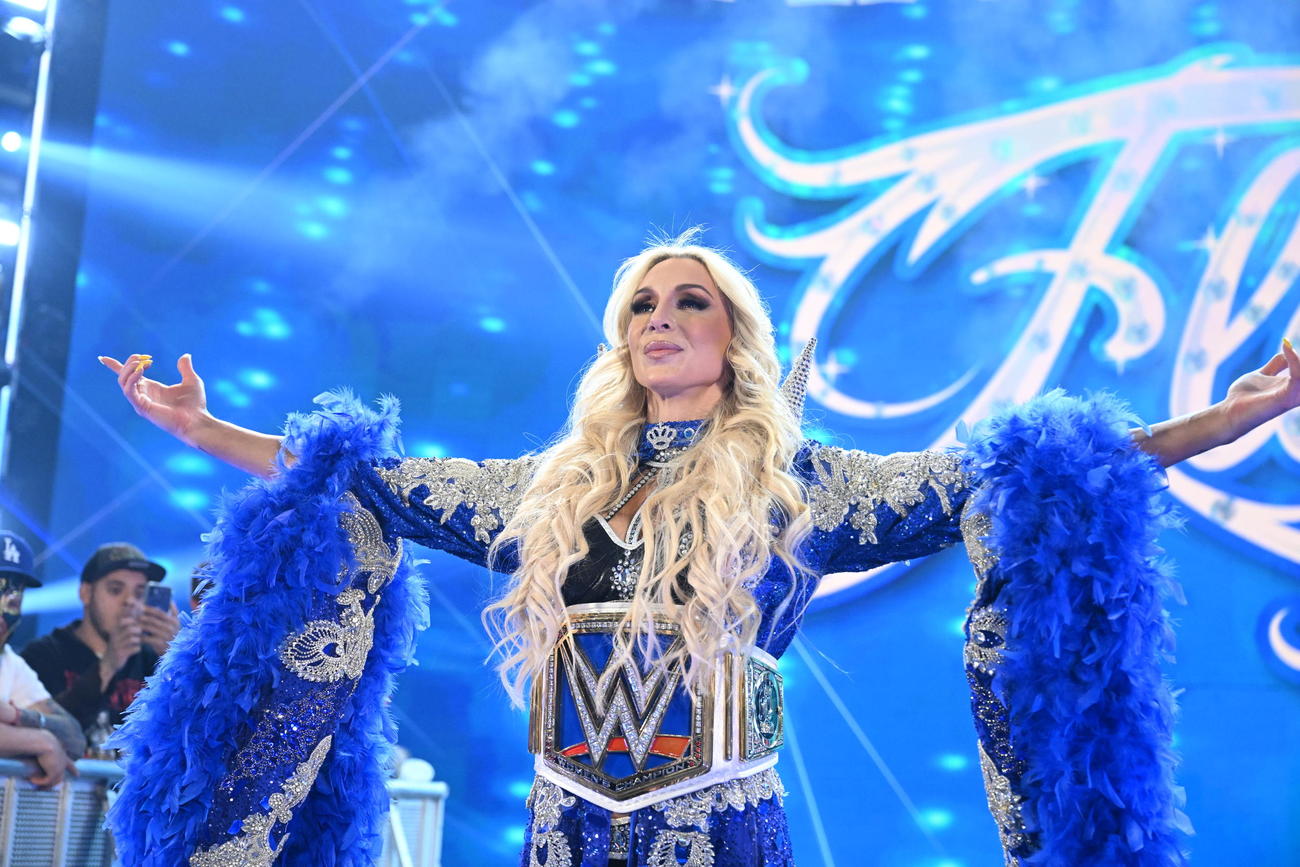 豪華なガウンを着用し、入場するスマックダウン女子王者シャーロット・フレアー（C）2023 WWE, Inc. All Rights Reserved.