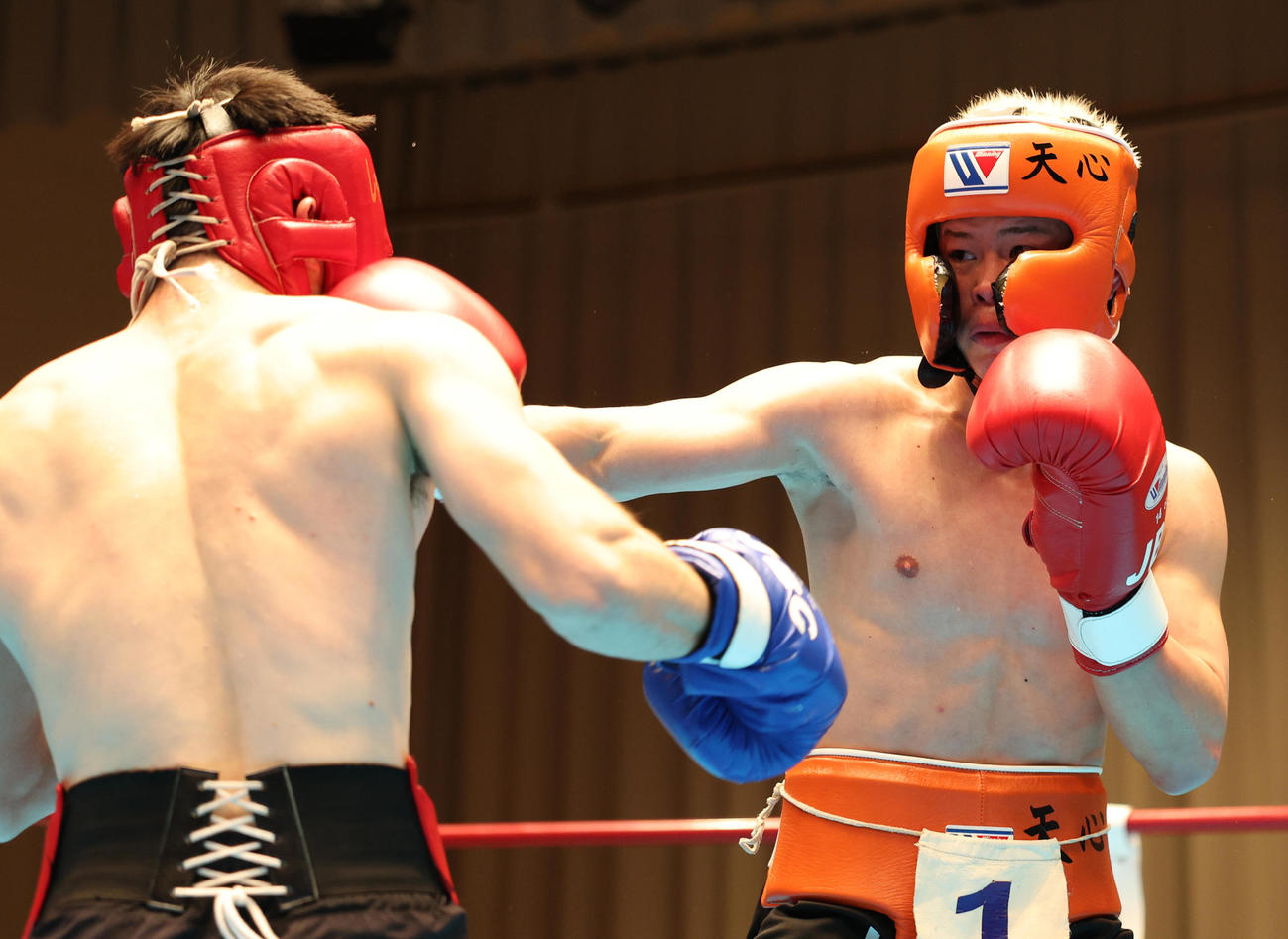 バンタム級1位の南出（左）とスパーリングを行う那須川（撮影・中島郁夫）