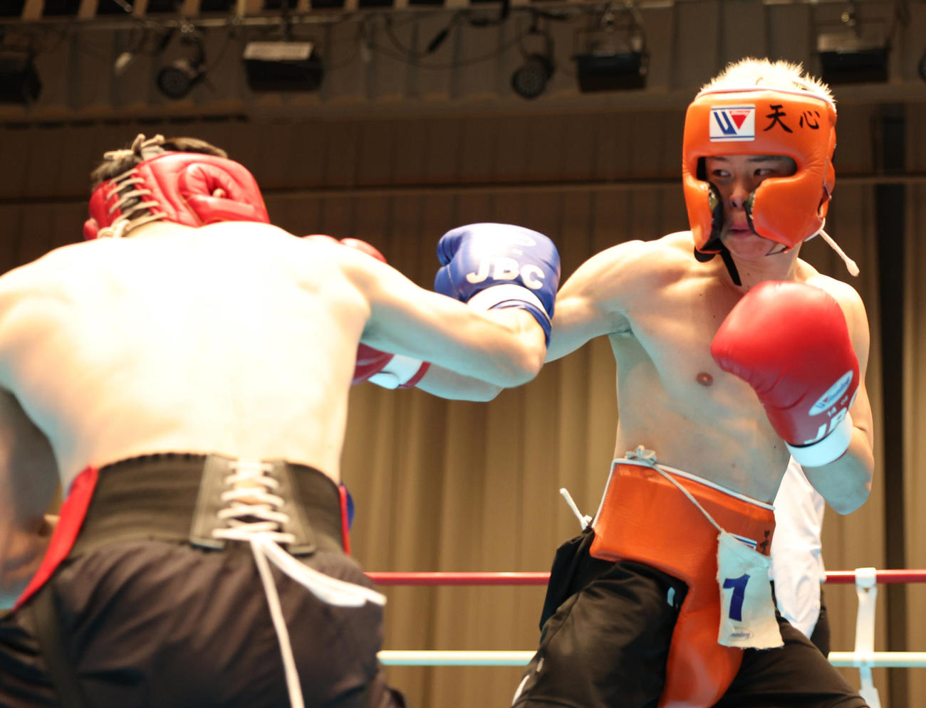 バンタム級1位の南出（左）とスパーリングを行う那須川（撮影・中島郁夫）