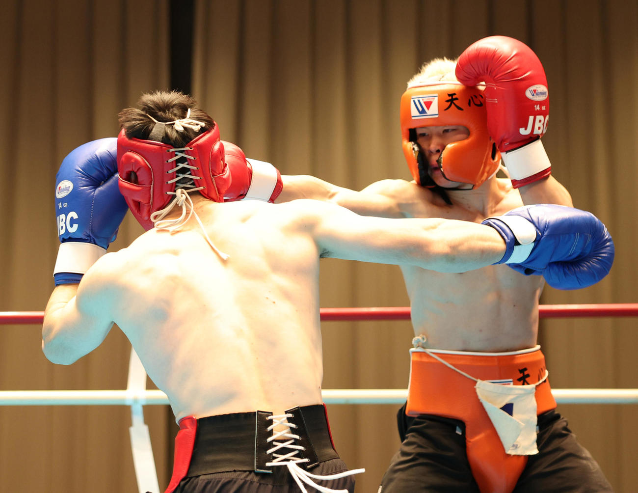 バンタム級1位の南出（左）とスパーリングを行う那須川（撮影・中島郁夫）