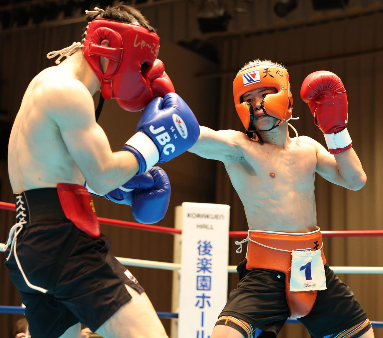 バンタム級1位の南出（左）とスパーリングを行う那須川（撮影・中島郁夫）