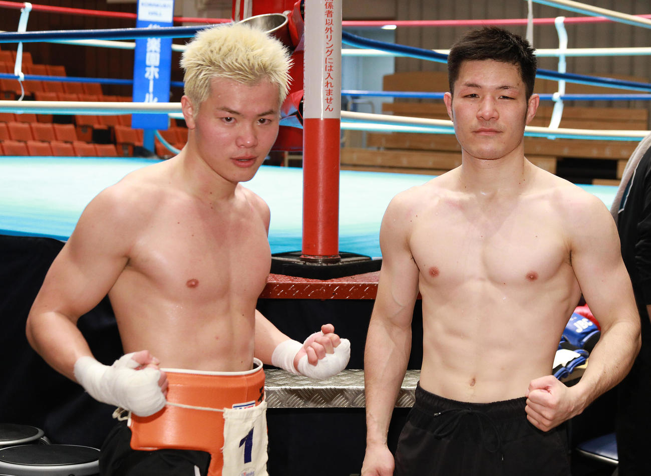 スパーリングを行った那須川（左）とバンタム級1位の南出（撮影・中島郁夫）