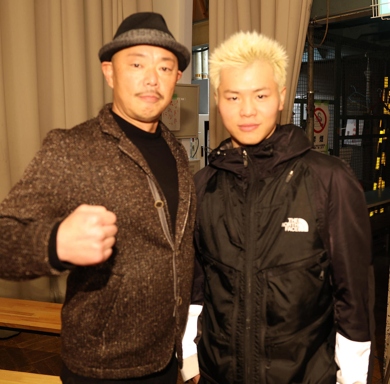父・弘幸氏（左）と記念撮影する那須川（撮影・中島郁夫）