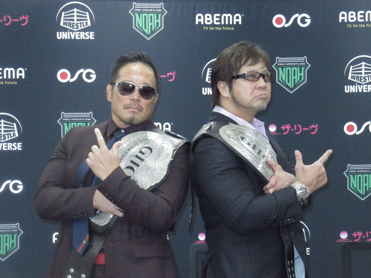 ポーズを決める小島（右）と杉浦（撮影・勝部晃多）