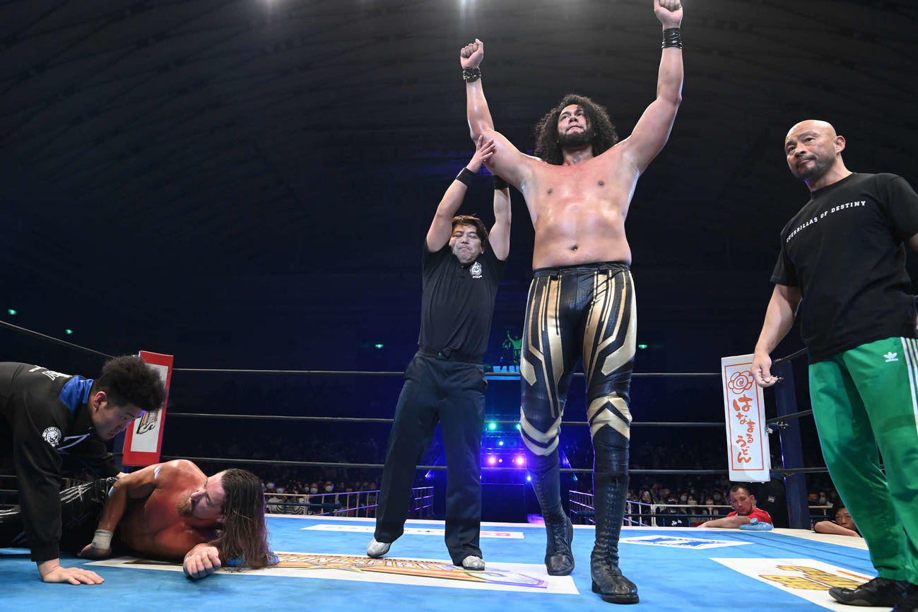勝ち名乗りを受けるヒクレオ（提供・新日本プロレス）