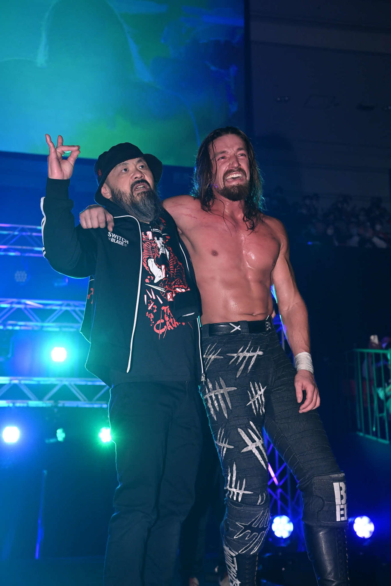 外道の肩を借りて退場するホワイト（提供・新日本プロレス）