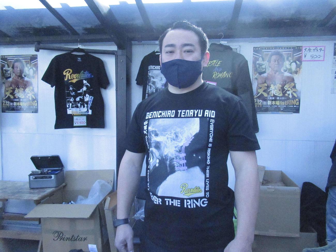 天龍源一郎「記念エイドTシャツ」を着用するスタッフ（撮影・勝部晃多）