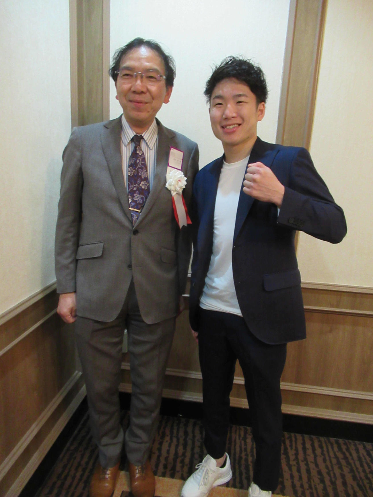 WBAスーパー、WBC世界ライトフライ級王者寺地（右）は関大の前田学長と写真に納まる（撮影・実藤健一）