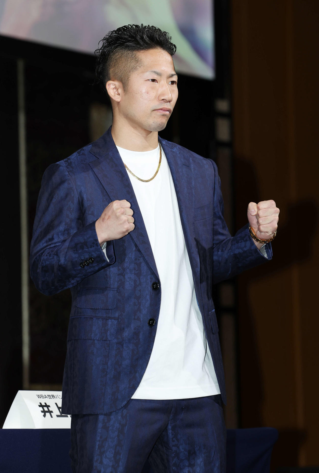 WBA世界バンタム級王座決定戦12回戦の記者会見に登壇し、ポーズを決める元WBC世界バンタム級暫定王者井上拓真（撮影・宮地輝）