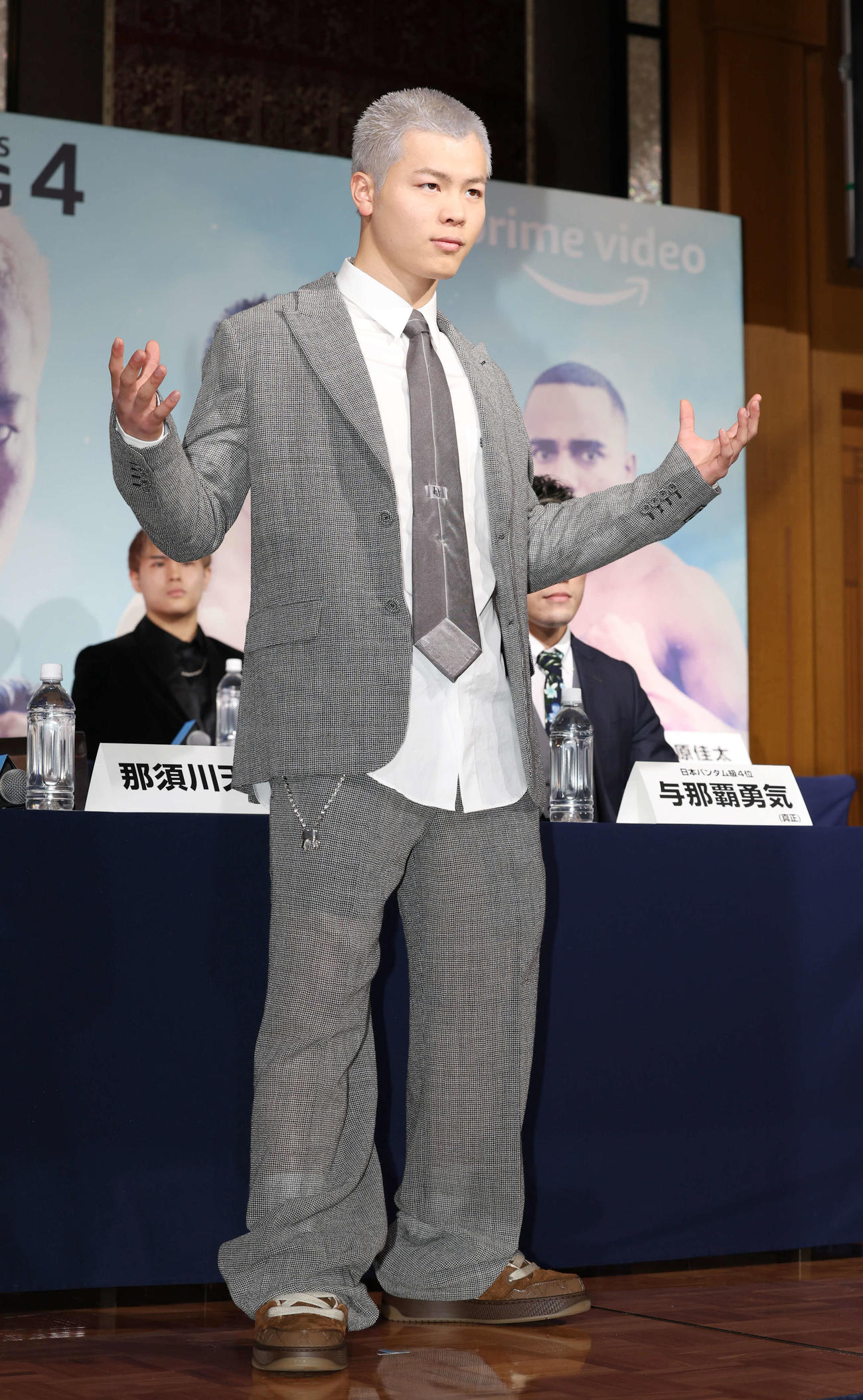 ボクシングデビュー戦発表会見に登壇し、ポーズを決める那須川天心（撮影・宮地輝）