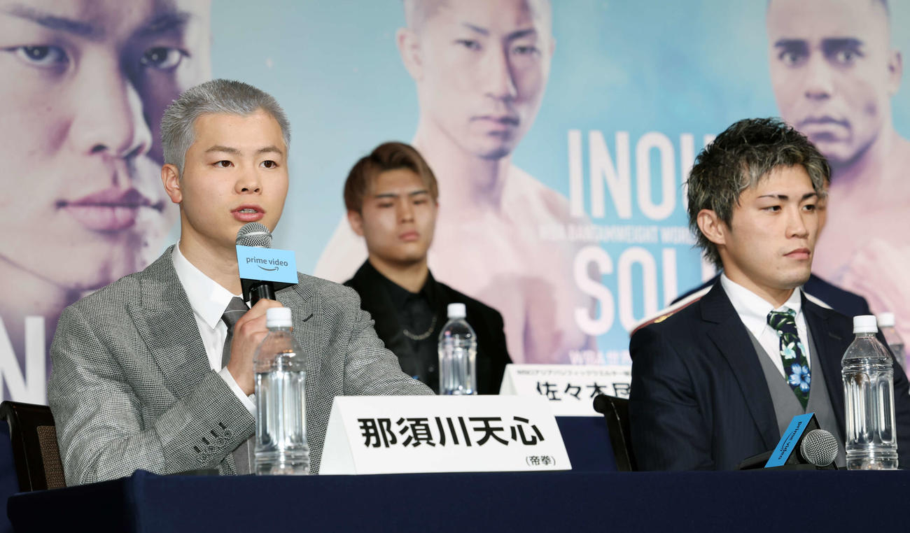 ボクシングデビュー戦への意気込みを語る那須川天心。右は対戦相手の与那覇勇気（撮影・宮地輝）