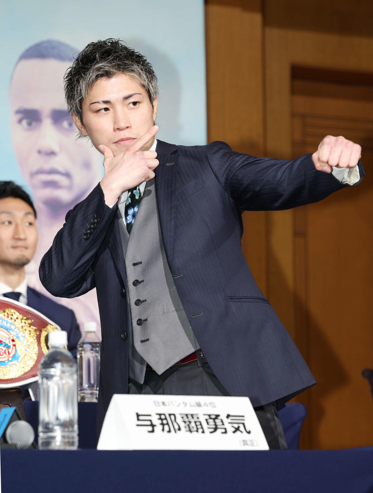 スーパーバンタム級6回戦の記者会見に登壇し、ポーズを決める与那覇勇気（撮影・宮地輝）