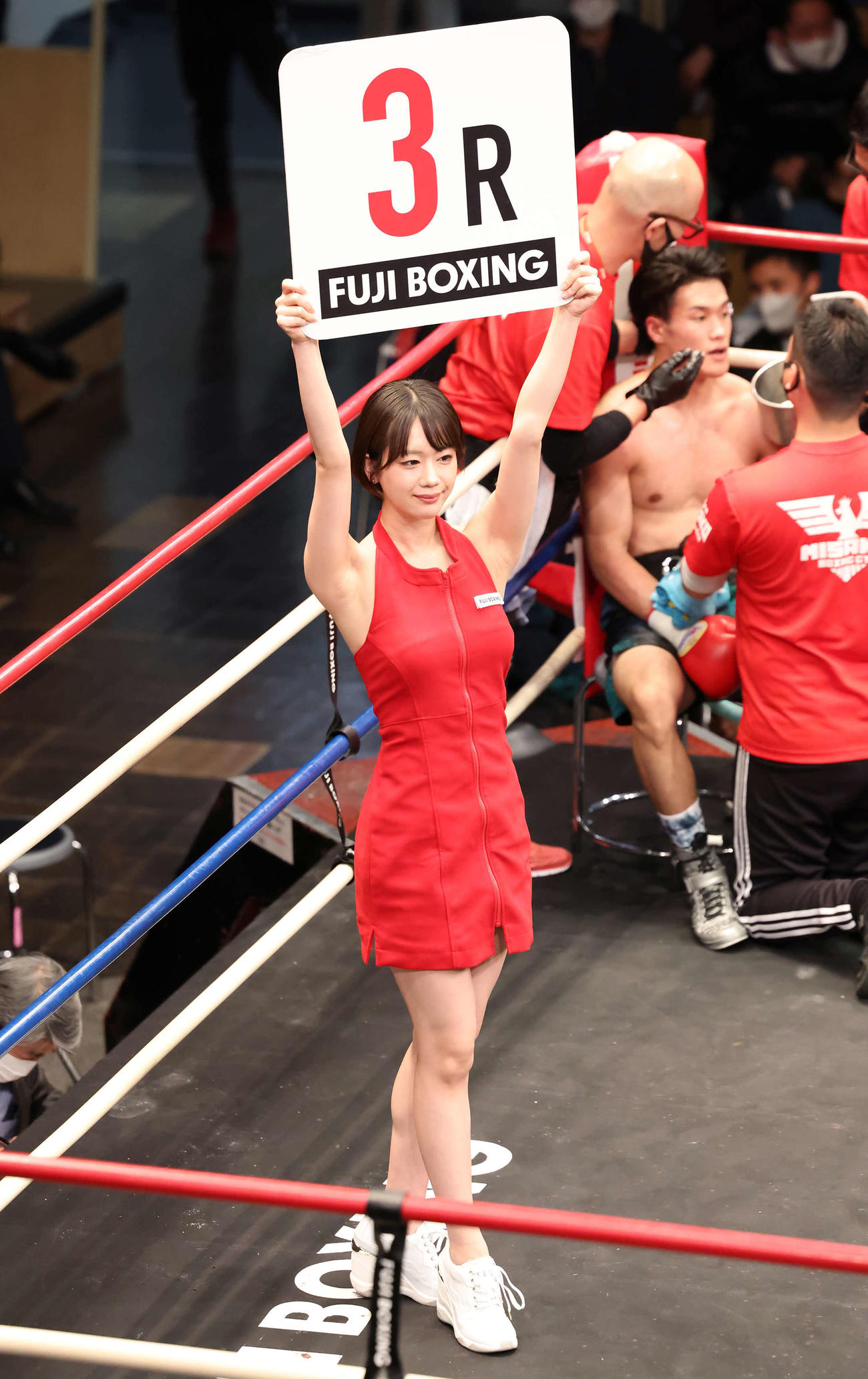 Sフライ級8回戦渡来美響対キム・ムーヒョン戦でラウンドガールを務める新唯（撮影・丹羽敏通）