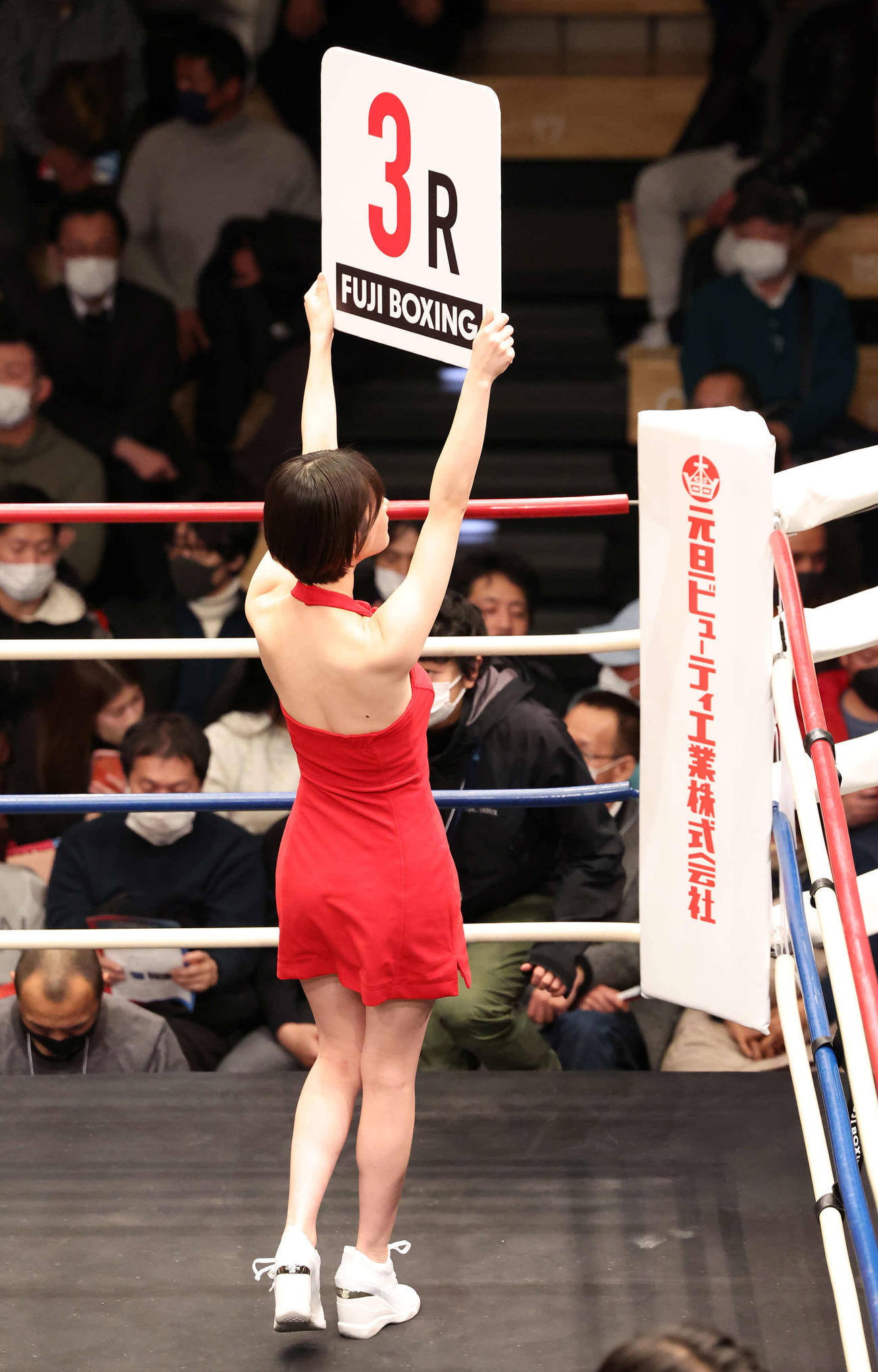 Sフライ級8回戦渡来美響対キム・ムーヒョン戦でラウンドガールを務める新唯（撮影・丹羽敏通）