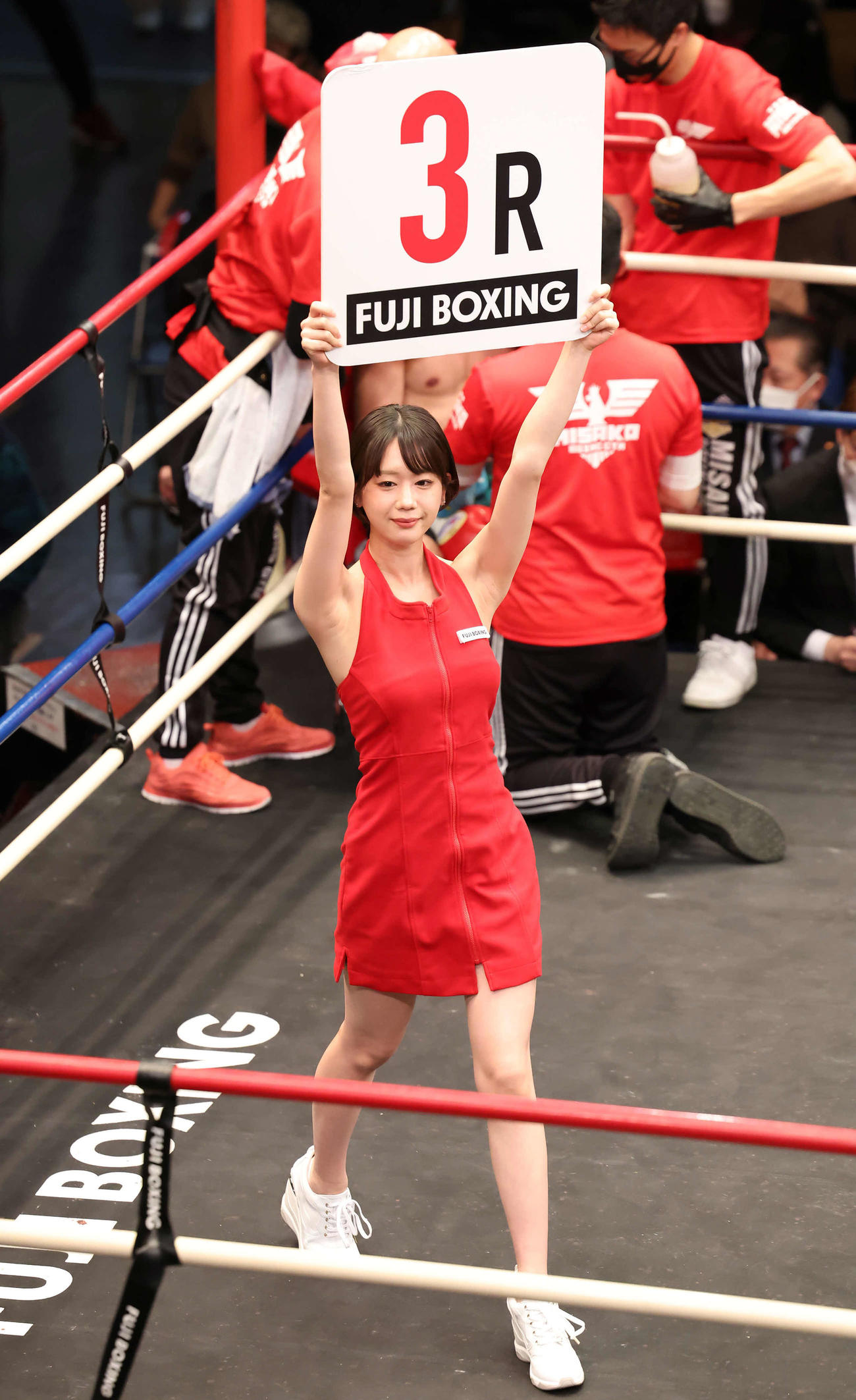 Sフライ級8回戦渡来美響対キム・ムーヒョン戦でラウンドガールを務める新唯（撮影・丹羽敏通）