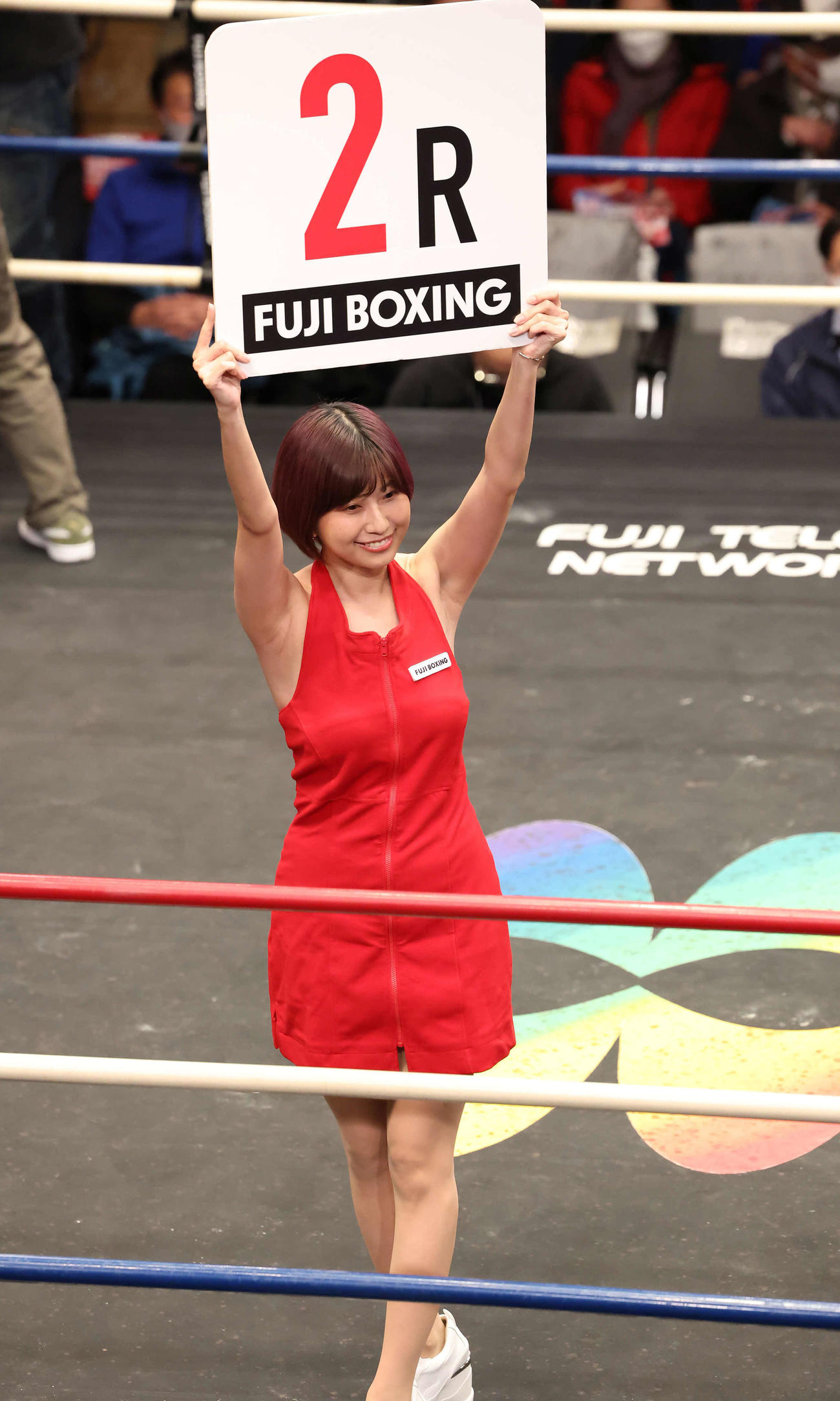 デビュー戦和田克輝対福田哲史戦でラウンドガールを務める天野麻菜（撮影・丹羽敏通）