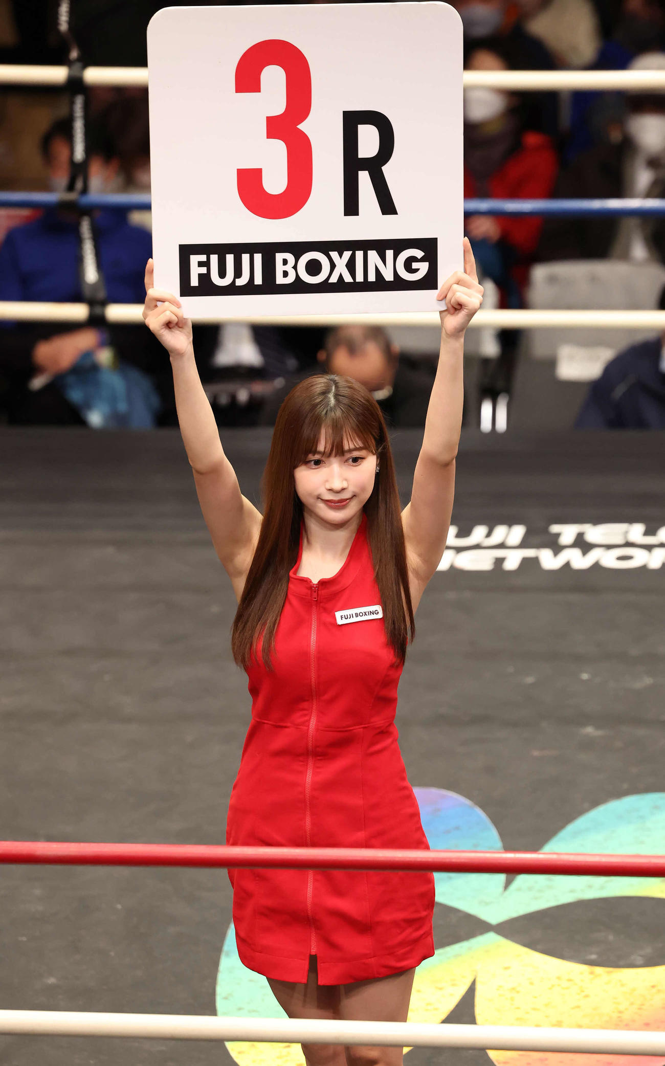ミニマム級4回戦川上拳汰対京屋勇気戦でラウンドガールを務めた雪平莉左（撮影・丹羽敏通）