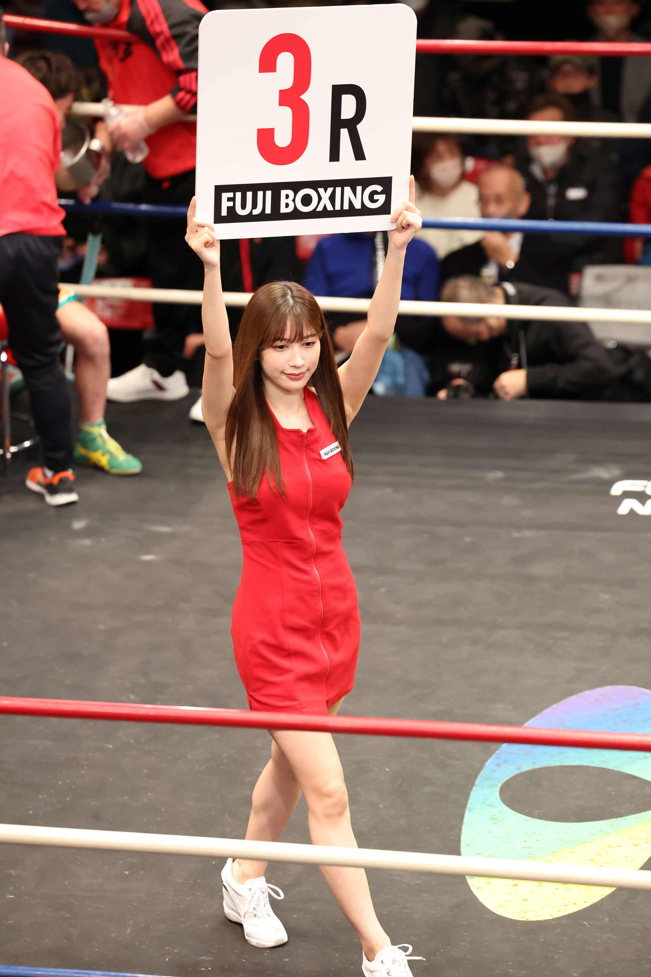 ミニマム級4回戦川上拳汰対京屋勇気戦でラウンドガールを務めた雪平莉左（撮影・丹羽敏通）