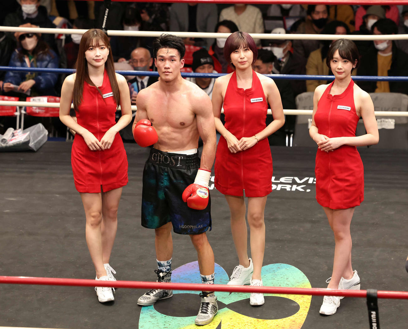 Sフライ級8回戦で勝利した渡来美響。ラウンドガールを務めた、左から雪平莉左、天野麻菜、新唯（撮影・丹羽敏通）