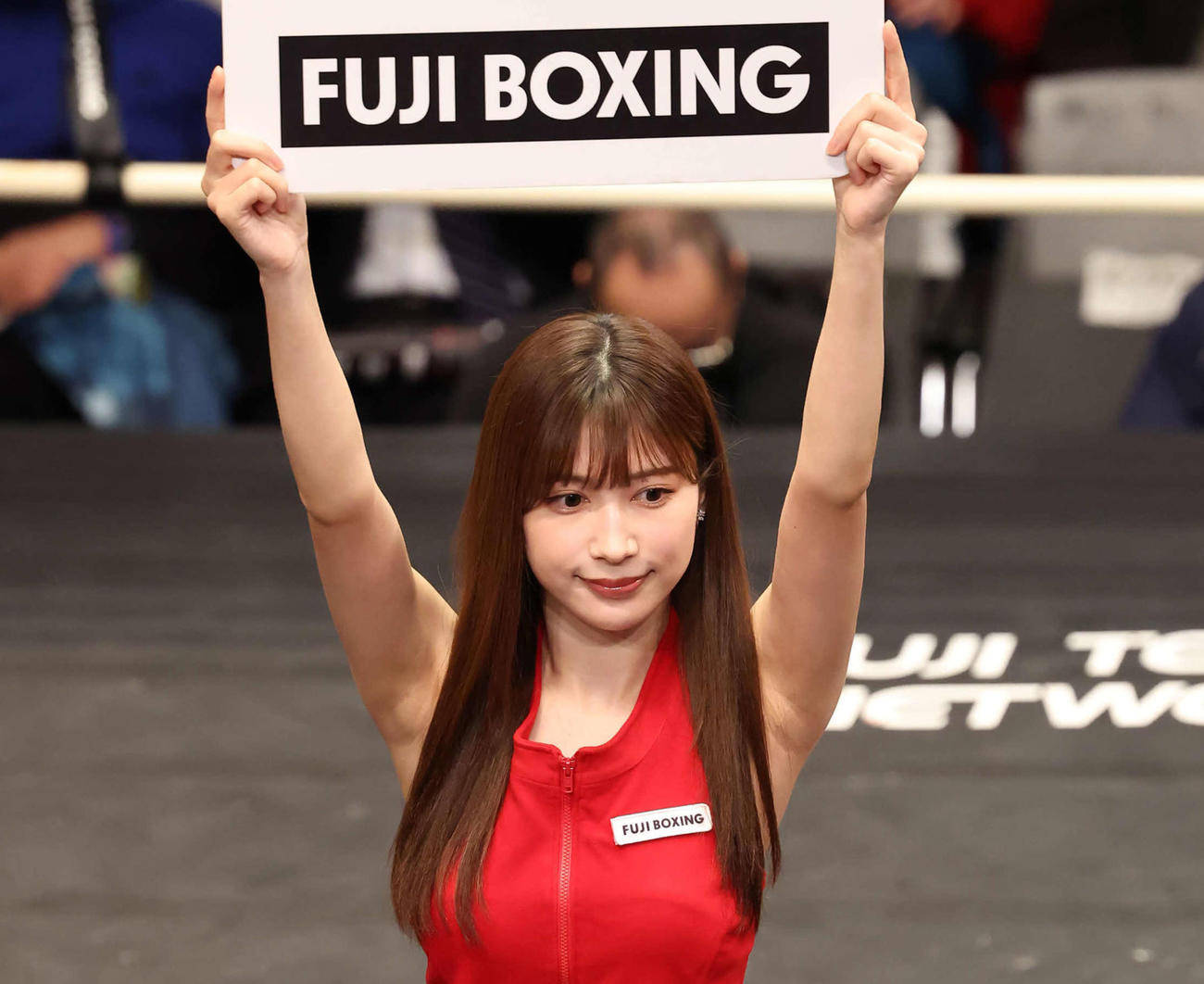 ミニマム級4回戦川上拳汰対京屋勇気戦でラウンドガールを務めた雪平莉左（撮影・丹羽敏通）