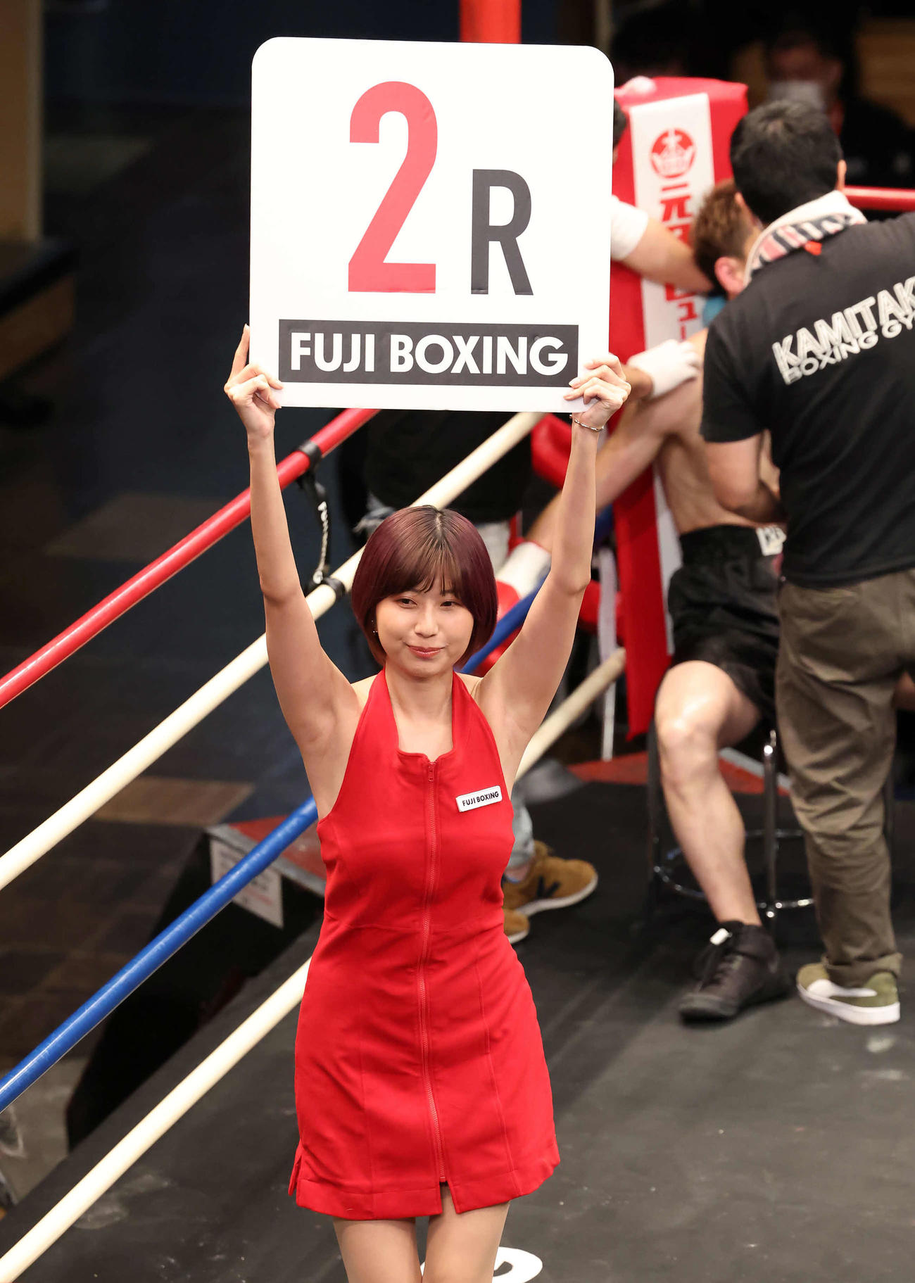 デビュー戦和田克輝対福田哲史戦でラウンドガールを務める天野麻菜（撮影・丹羽敏通）