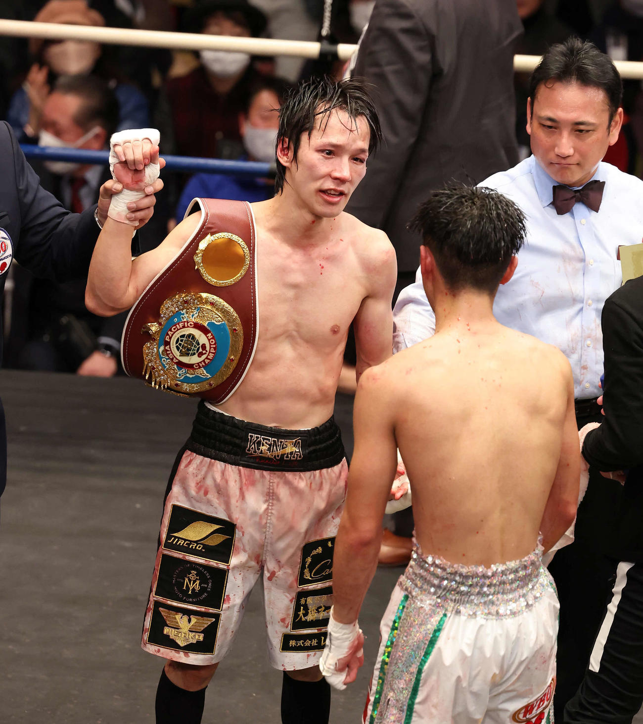 WBOアジア太平洋Sフライ級王座決定戦　判定で古谷昭男（手前）を破って新チャンピオンになった中川健太（撮影・丹羽敏通）