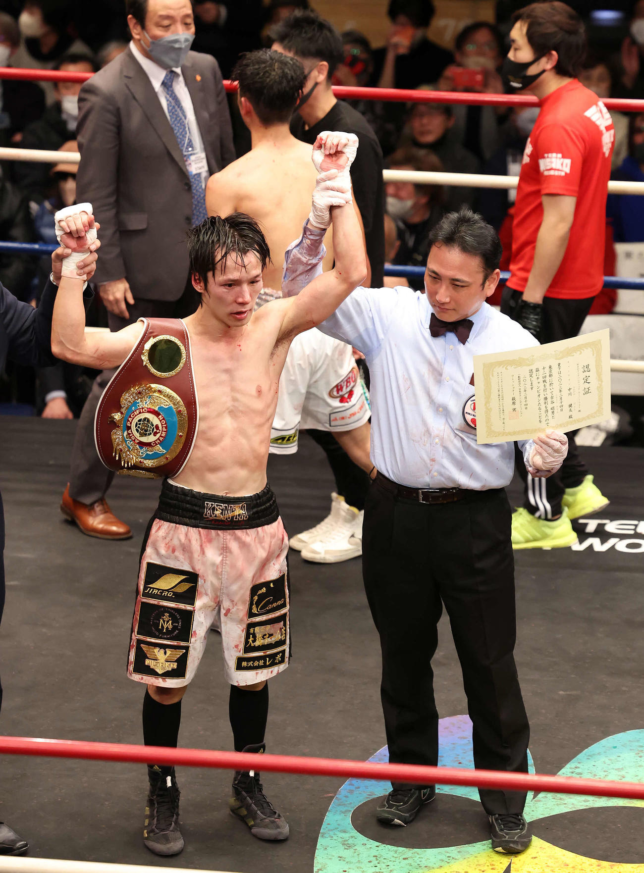 WBOアジア太平洋Sフライ級王座決定戦　判定で古谷昭男を破って新チャンピオンになった中川健太（撮影・丹羽敏通）