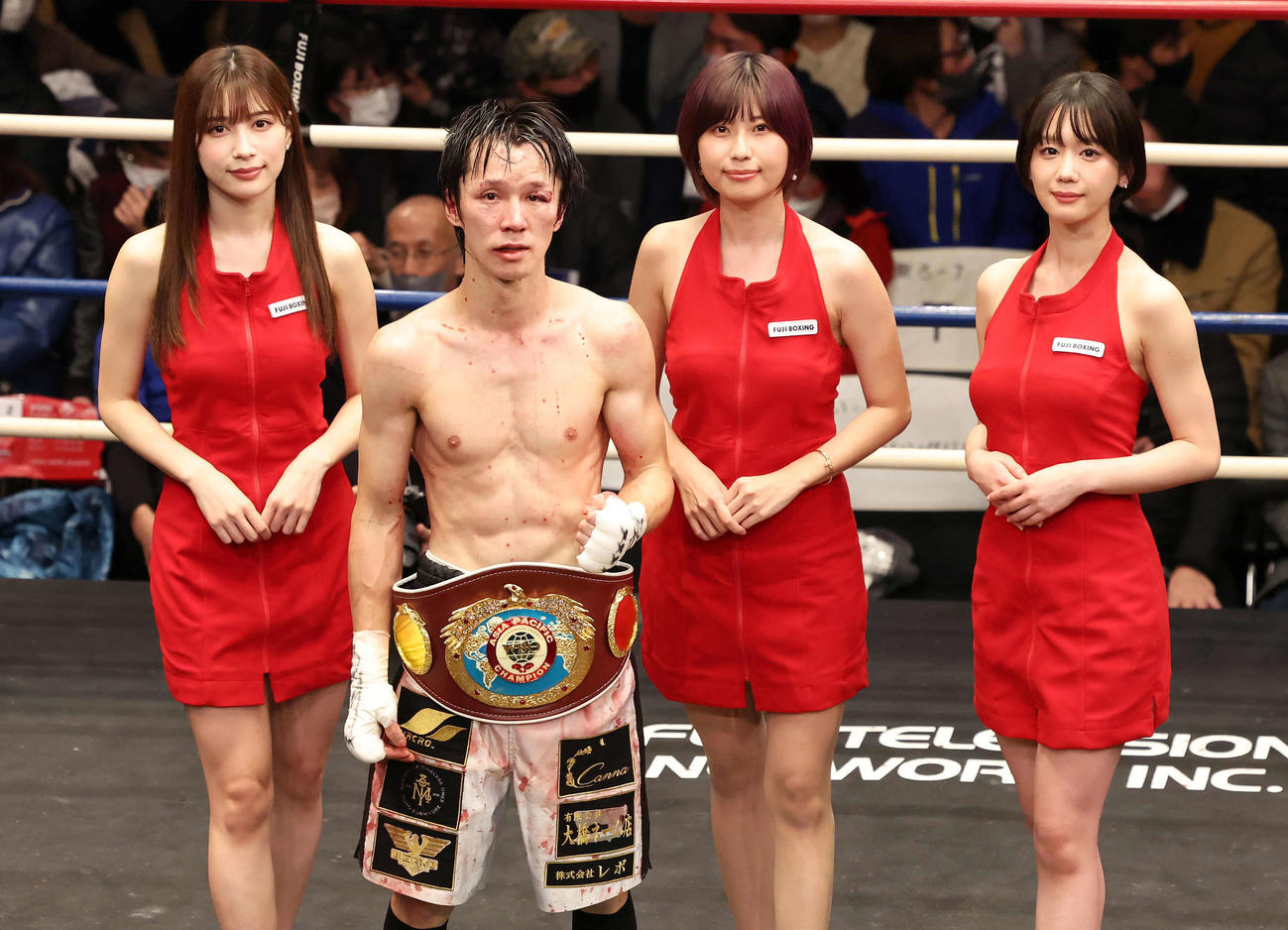 WBOアジア太平洋Sフライ級王座決定戦　新チャンピオンとなってラウンドガールを務めた、左から雪平莉左、天野麻菜、新唯と写真に納まる中川健太（撮影・丹羽敏通）
