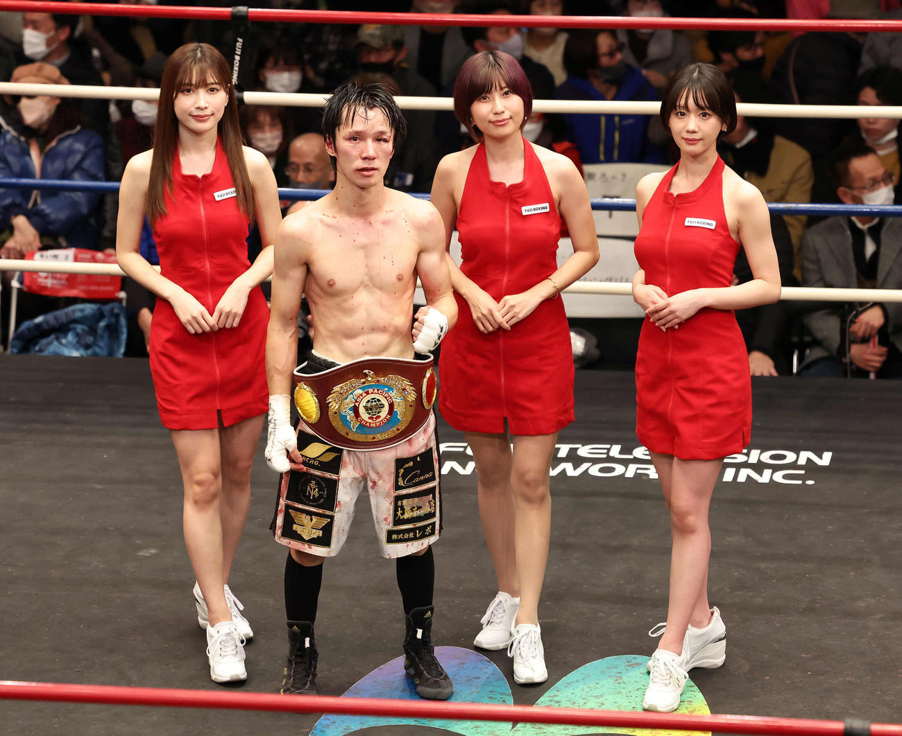 WBOアジア太平洋Sフライ級王座決定戦　新チャンピオンとなってラウンドガールを務めた、左から雪平莉左、天野麻菜、新唯と写真に納まる中川健太（撮影・丹羽敏通）