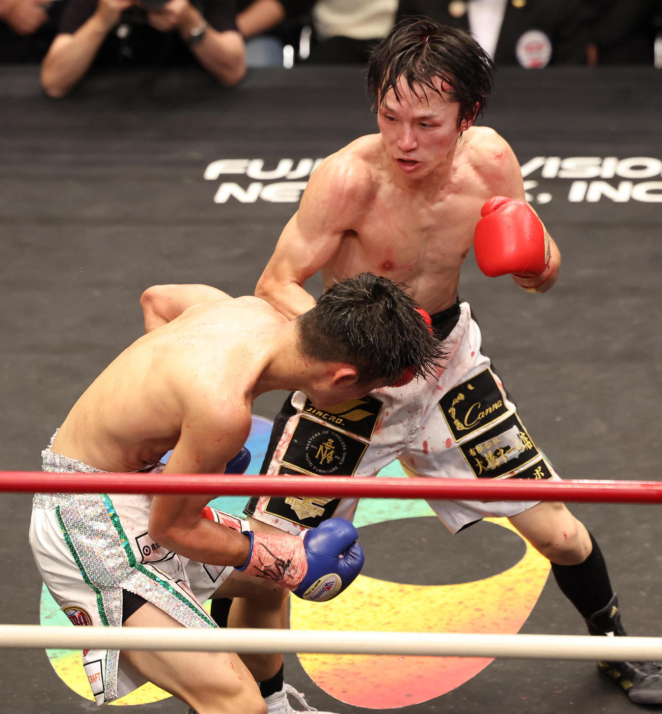 WBOアジア太平洋Sフライ級王座決定戦　8回、古谷昭男を攻める中川健太（撮影・丹羽敏通）