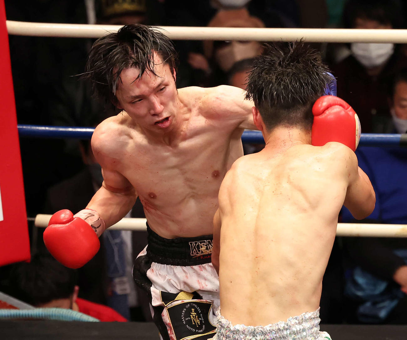 8回、中川健太の左フックが古谷昭男をとらえる（撮影・丹羽敏通）