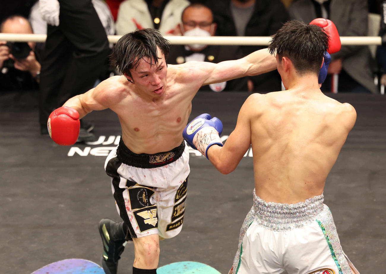 WBOアジア太平洋Sフライ級王座決定戦　6回、古谷昭男（右）を攻める中川健太（撮影・丹羽敏通）
