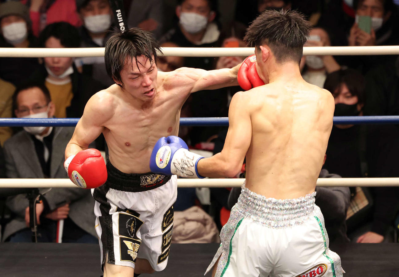 4回、中川健太（左）のパンチが古谷昭男の顔面をとらえる（撮影・丹羽敏通）
