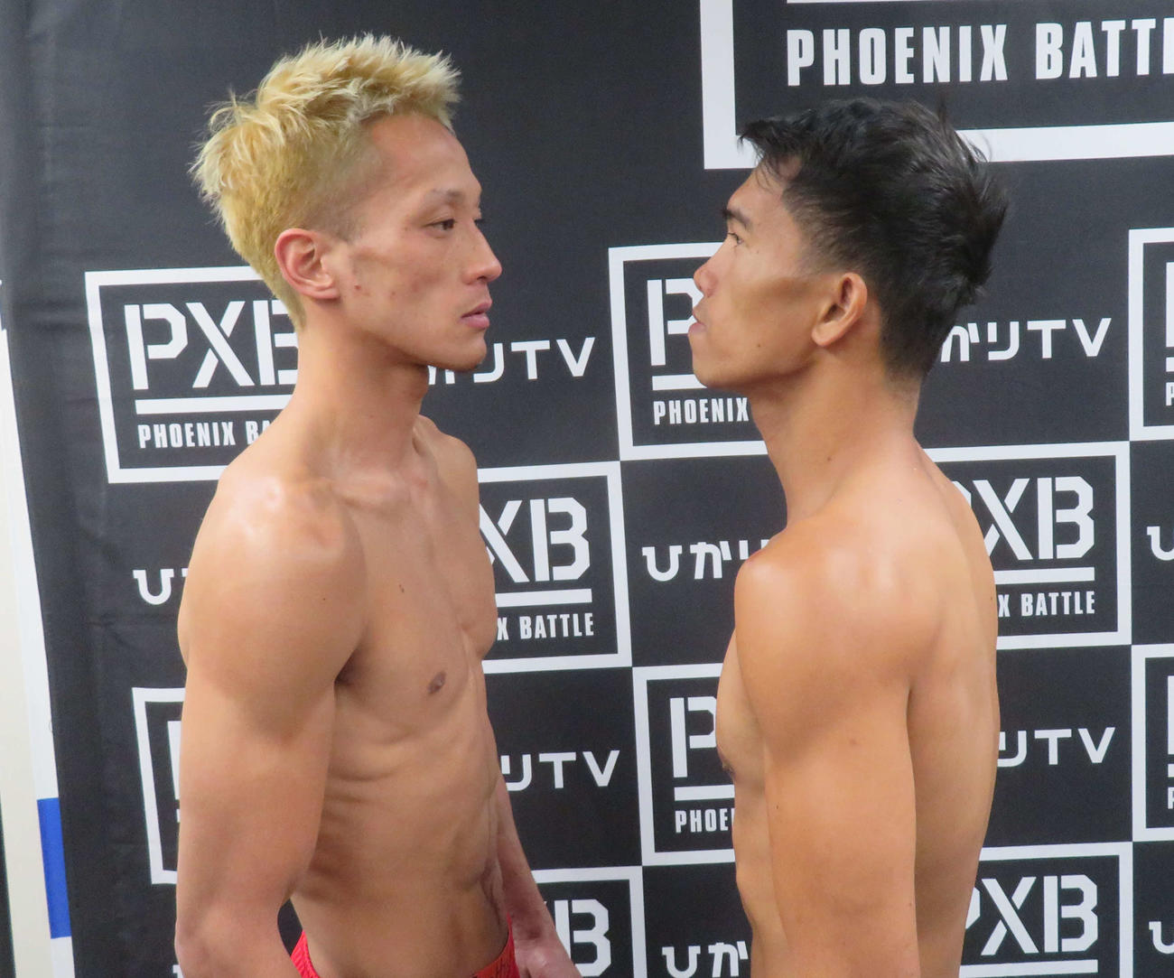 WBOアジア・パシフィック・スーパーバンタム級王座決定戦に向けた計量クリアし、拳を交える同級3位ケニー・デメシーリョ（右）とにらみ合う同級1位中嶋一輝