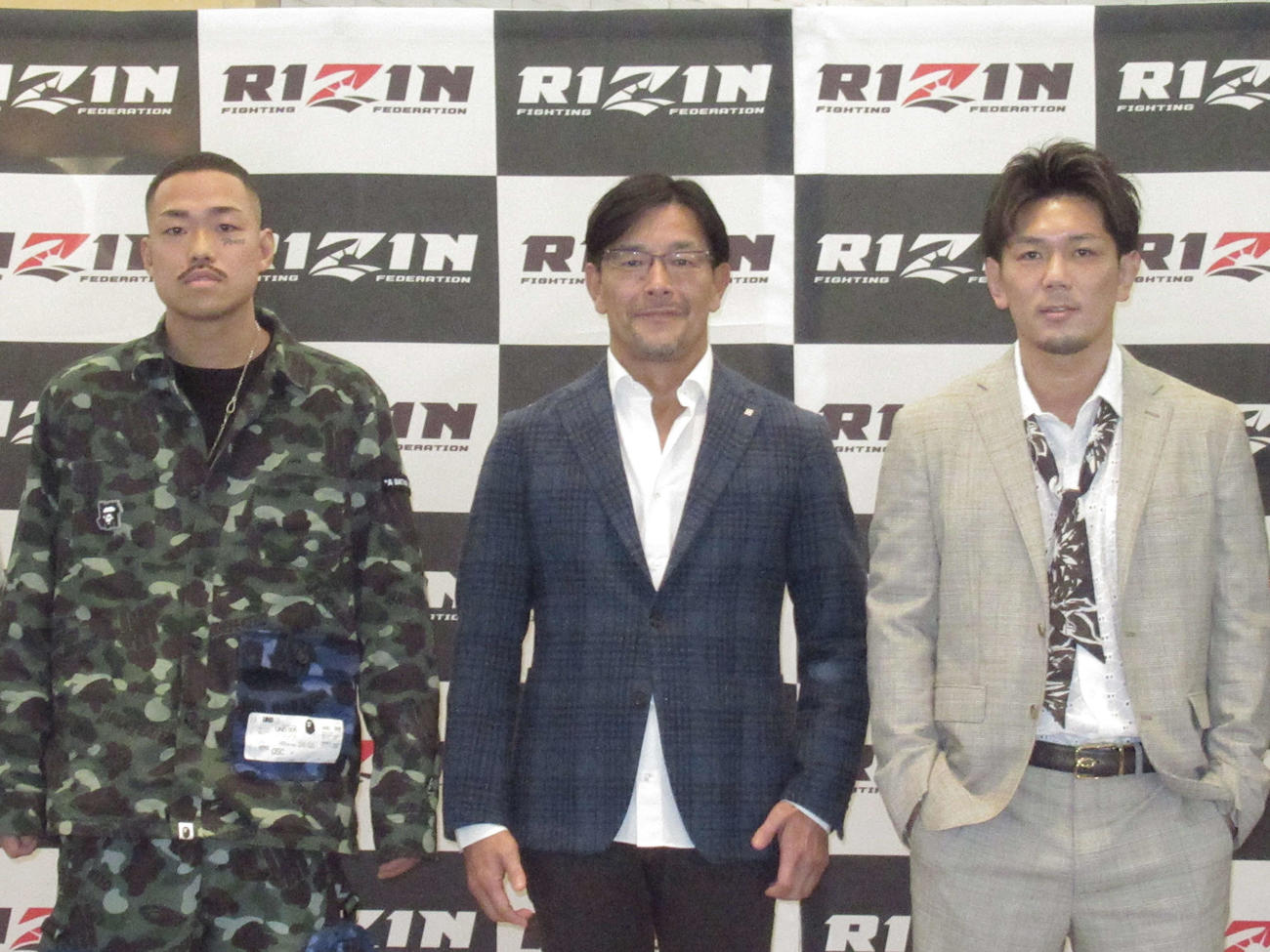RIZIN41追加カード記者会見に出席する（左から）芦沢、榊原CEO、皇治（撮影・勝部晃多）