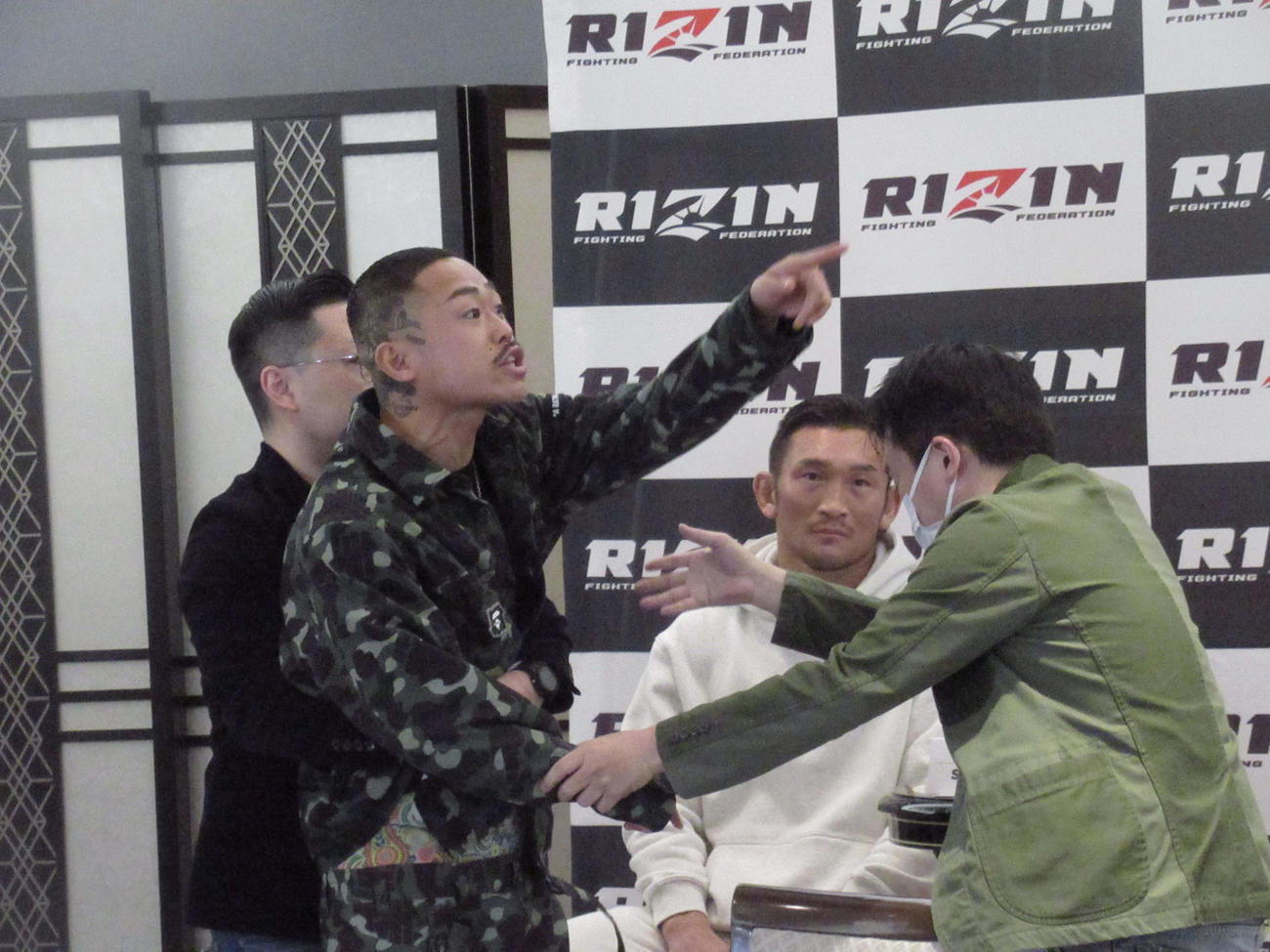 RIZIN41追加カード記者会見でヒートアップする芦沢（撮影・勝部晃多）