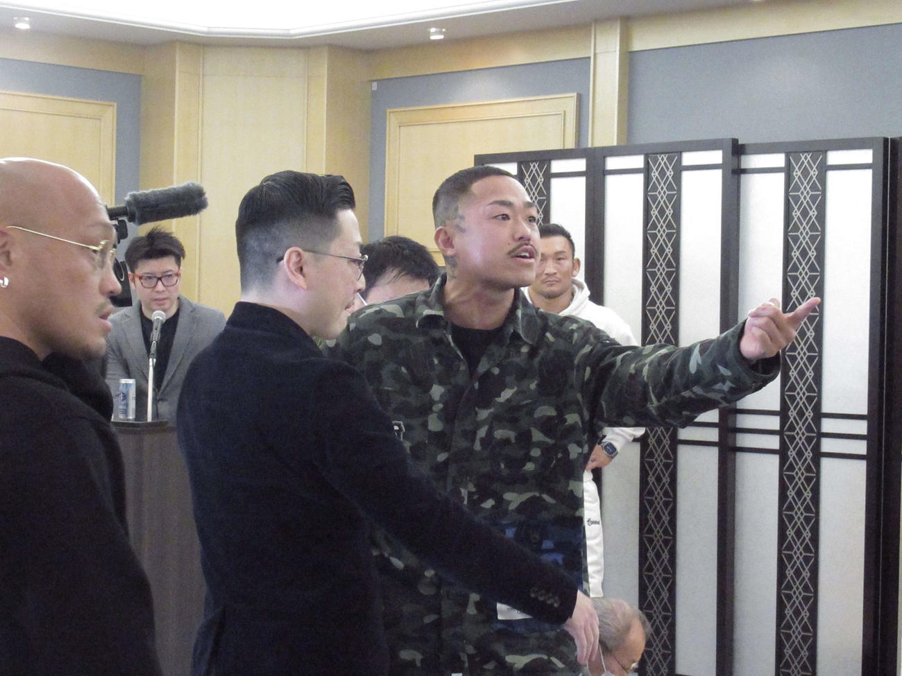 RIZIN41追加カード記者会見でヒートアップする芦沢（撮影・勝部晃多）