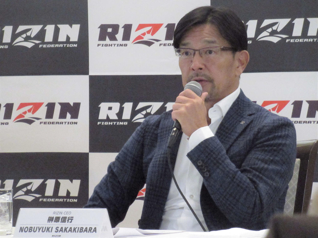 会見で話すRIZIN榊原CEO（撮影・勝部晃多）