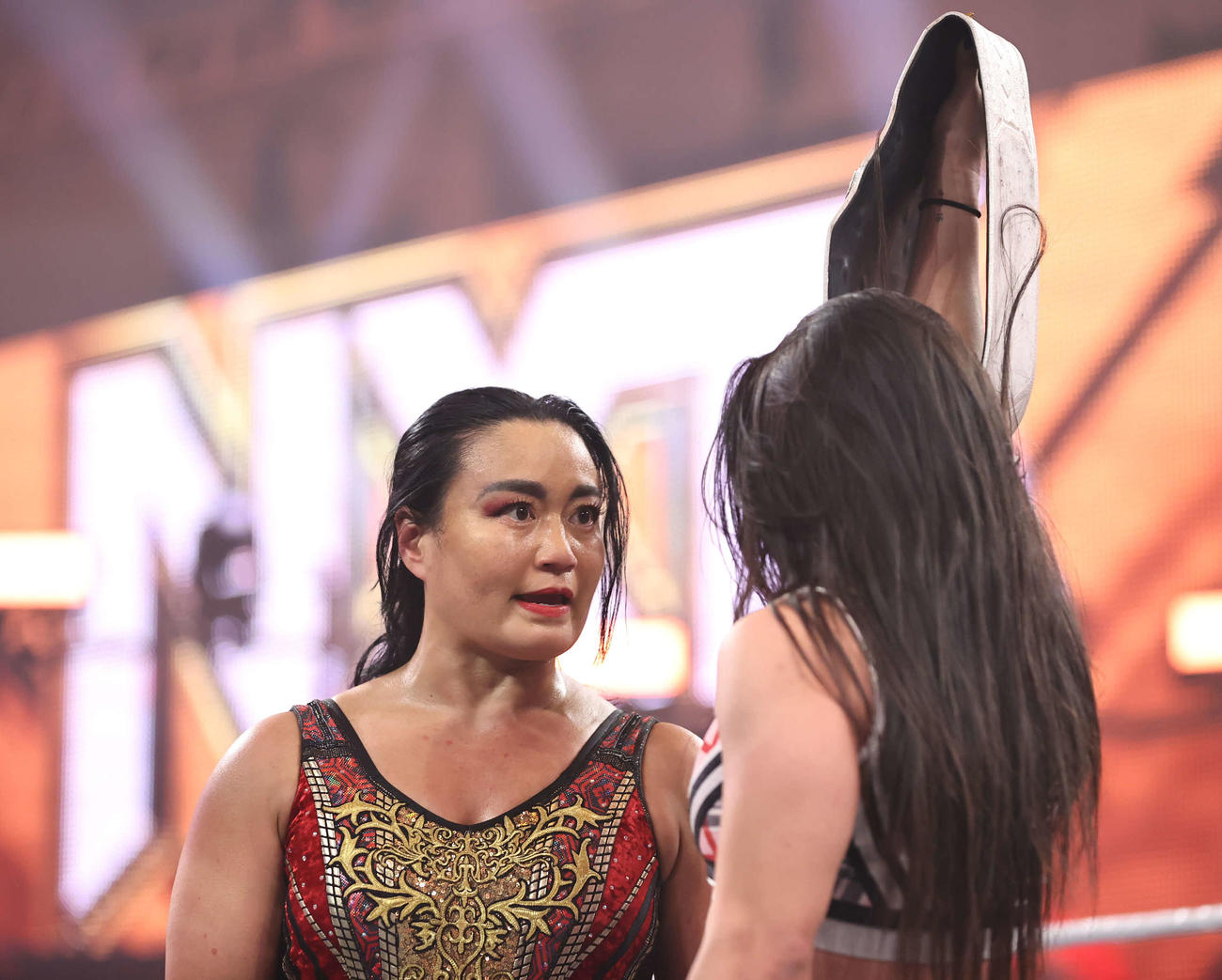 NXT女子王者ロクサーヌ・ペレス（右）に迫り、女子王座挑戦を表明した里村明衣子（C）2023 WWE, Inc. All Rights Reserved.